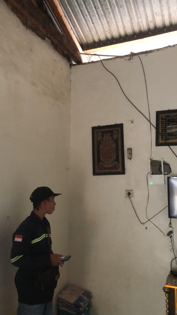 Teknisi memeriksa koneksi internet di tempat pelanggan